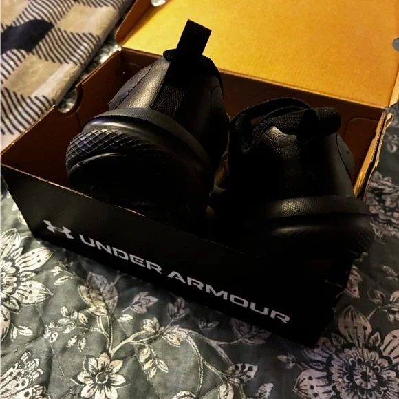 NIB Boys 2.5 Y Under Armour Black Sneakers - Picture 4 of 10